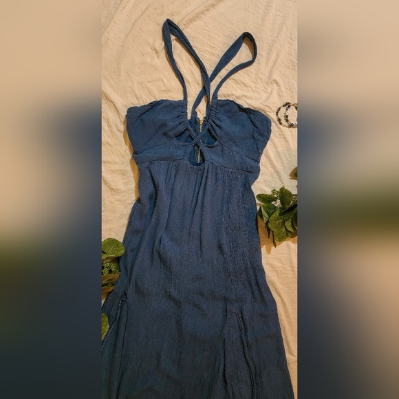 Pretty maxi dress with keyhole front design and flattering slit.  Size Small - Picture 2 of 4